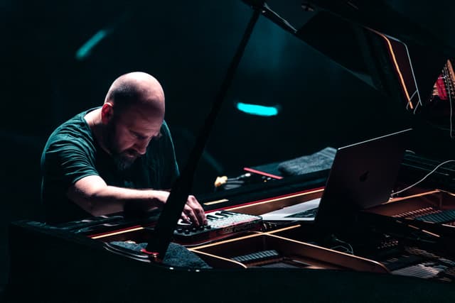 STUDNITZKY — SOLO!
